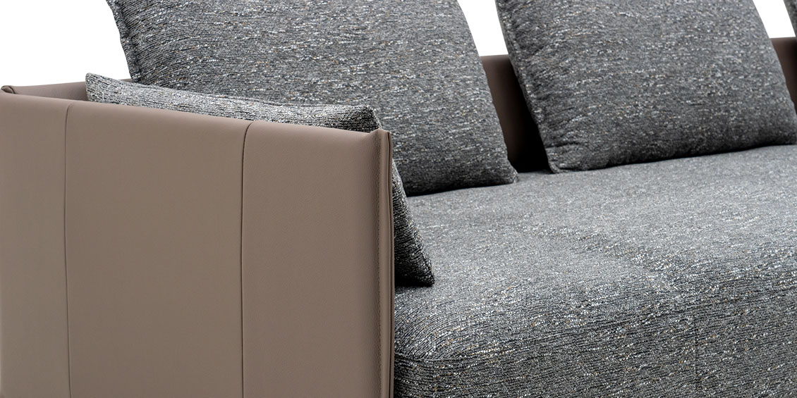 OCEAN - Detailbild schmale Armlehne in Leder Napoli clay und Sitz in Stoff Fine Top grau meliert