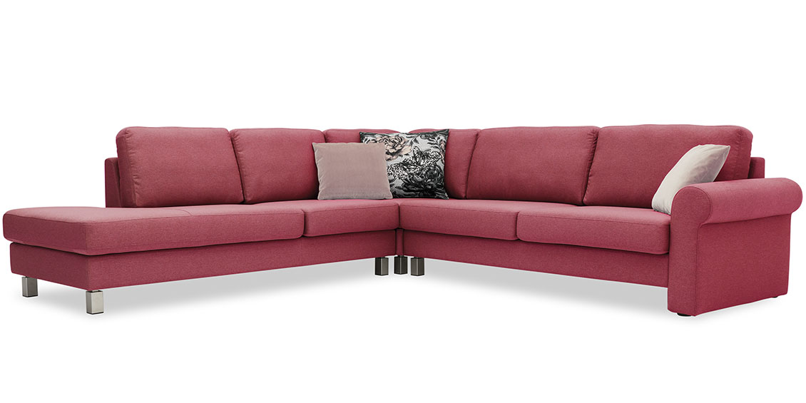 ORA - Ecksofa in L-Form in rotem Stoff und Zierkissen