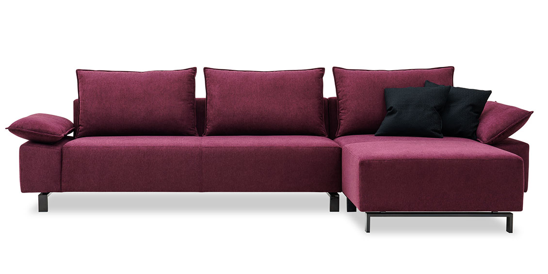 PABLO II - 2,5 Platz Sofa mit Longchair in Stoff Chenille Opal bordeaux mit Zierkissen
