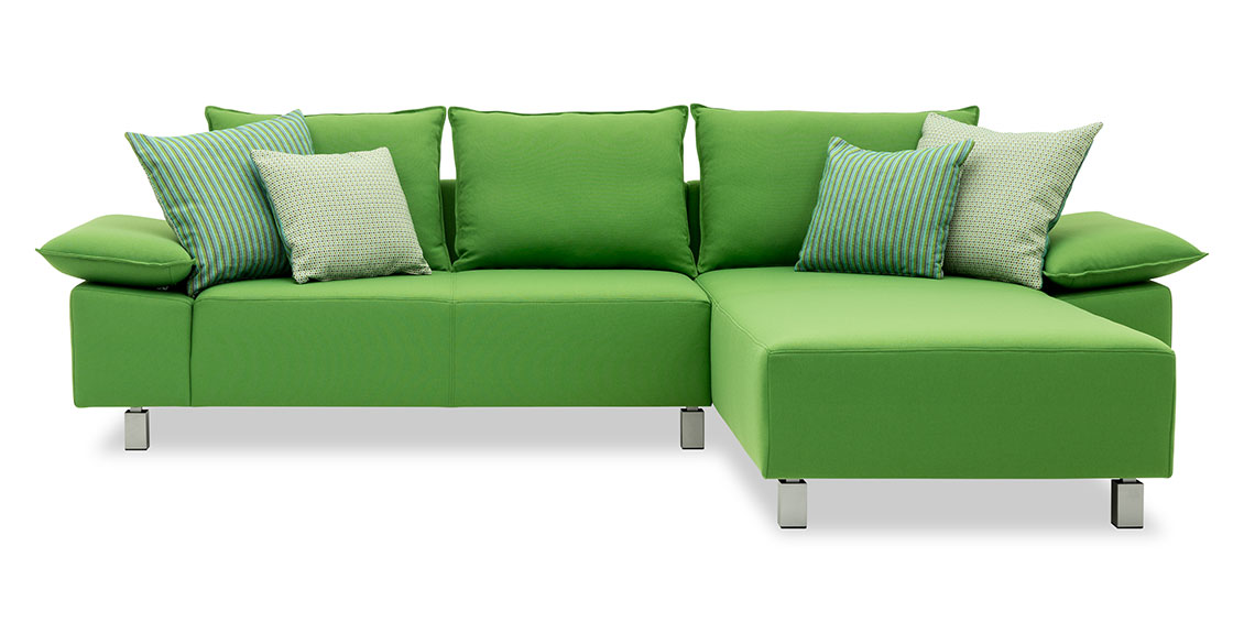 PABLO - 2 Platz Sofa mit Longchair in Sonderlänge in grünem Stoffvon S & V