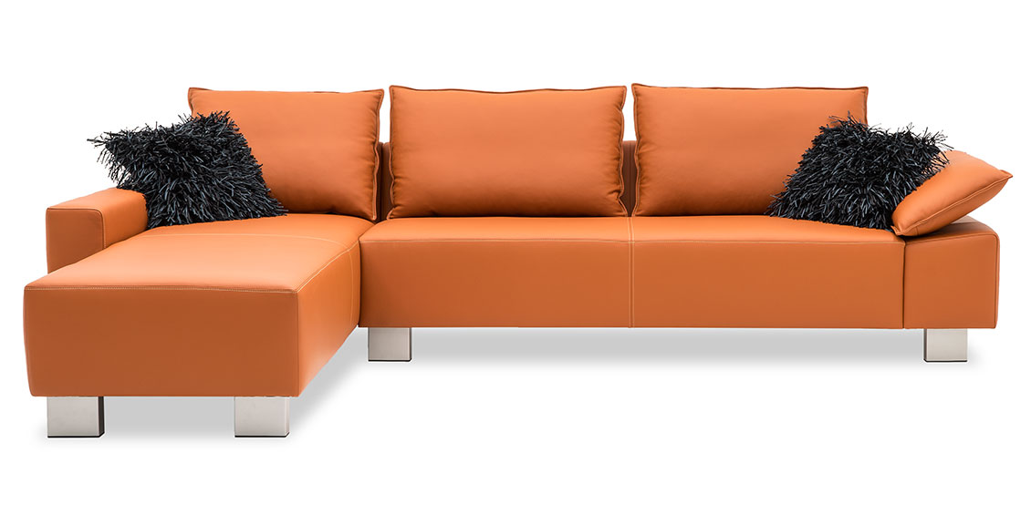 PABLO - 2,5 Platz Sofa mit Longchair in Leder Volcano und schwarzen Zierkissen