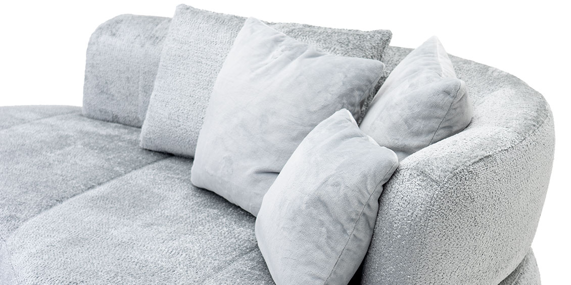 PALAZZO II - Detailbild vom umarmenden Rücken mit vielen Dekokissen