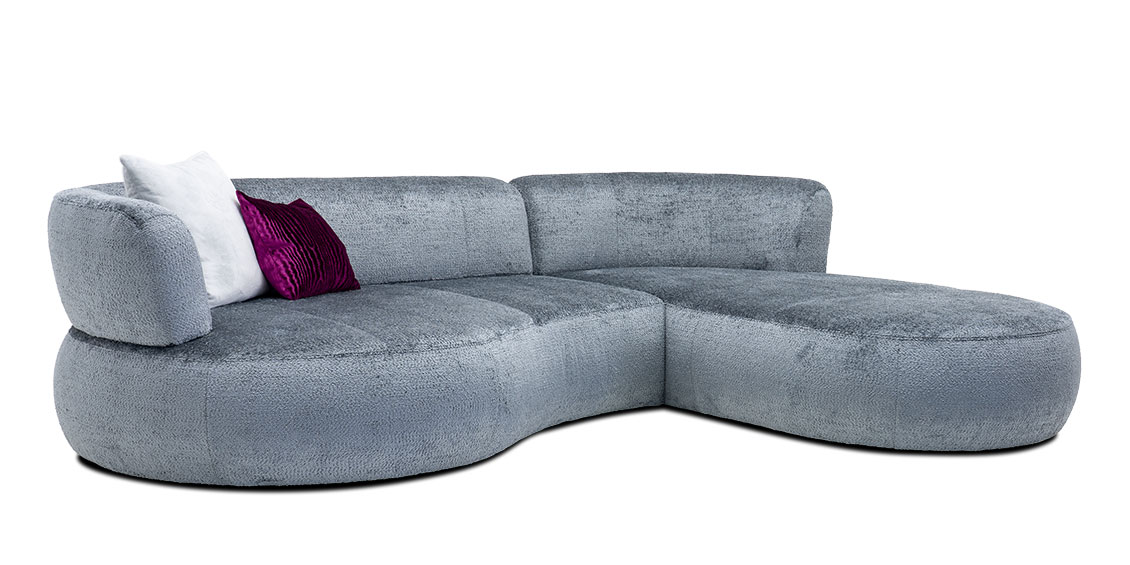 PALAZZO II - seitliche Ansicht Sofa mit Longchair, bezogen im grauen Stoff Carlucci Tenderness