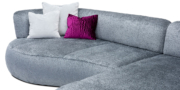 PALAZZO II - Detailbild vom Sofa in Stoff Carlucci Tenderness mit Zierkissen