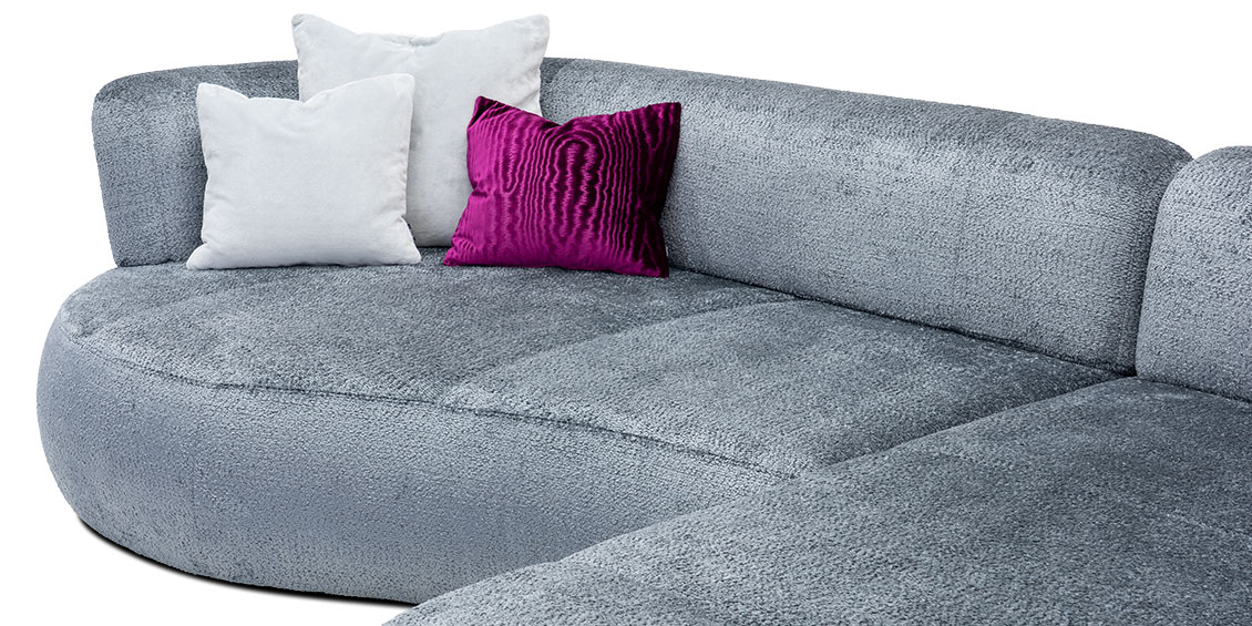 PALAZZO II - Detailbild vom Sofa in Stoff Carlucci Tenderness mit Zierkissen