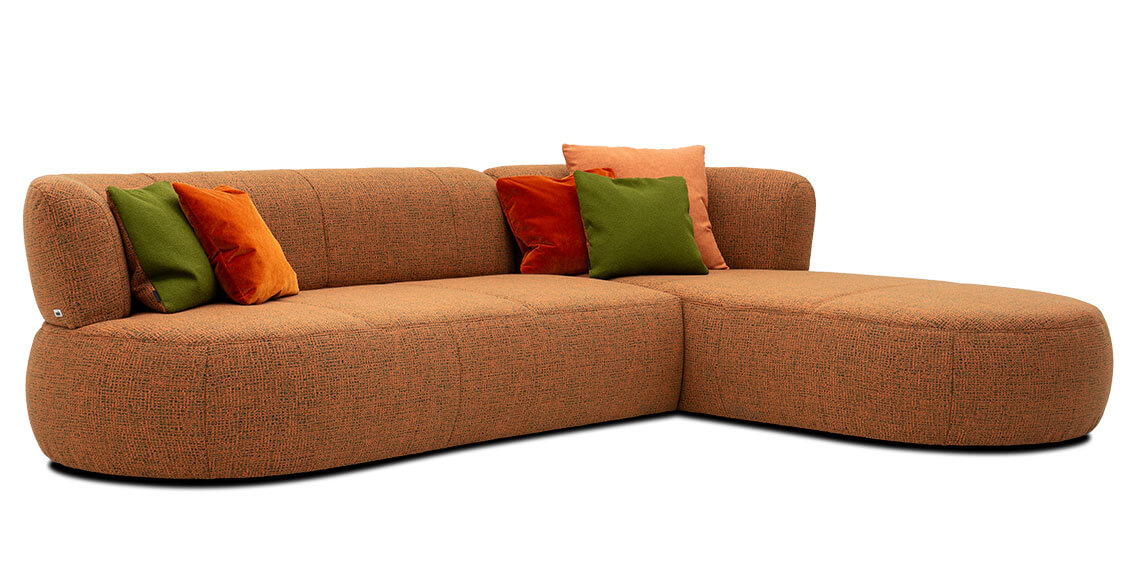 PALAZZO II - seitliche Ansicht Recamierer lang mit Longchair, bezogen im ornage-grün-melierten Stoff Julius