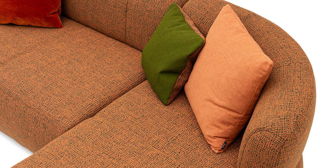 PALAZZO II - Detailbild der Couch vom abgerundeten Rücken mit Zierkissen