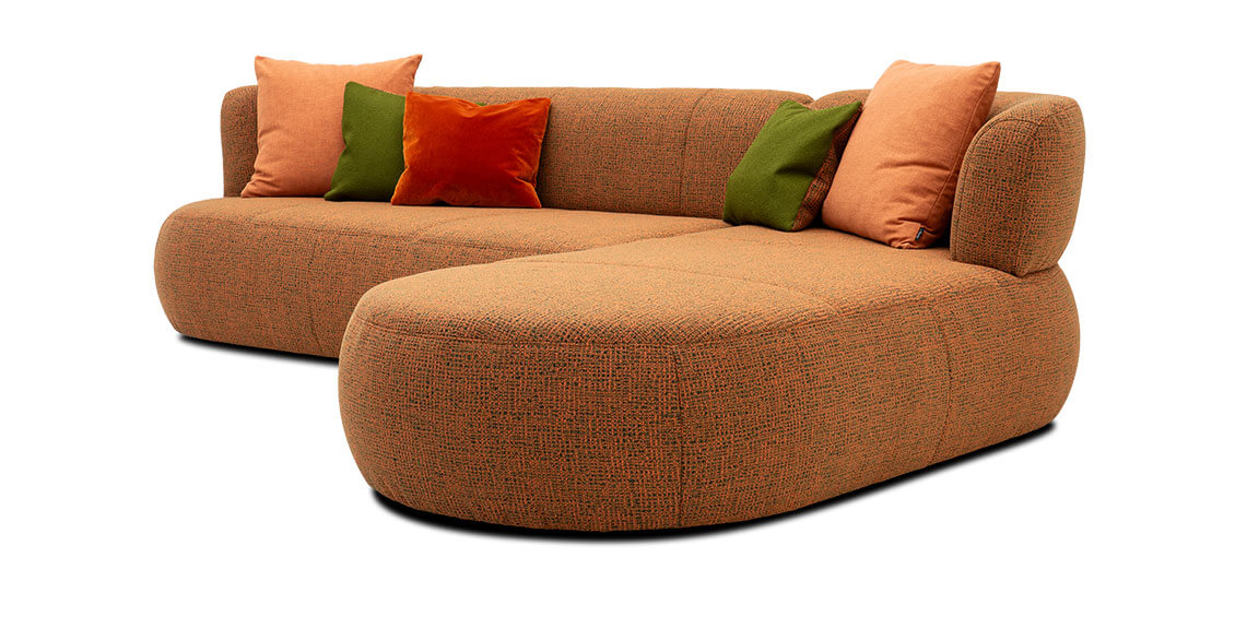 PALAZZO II - seitliche Ansicht vom Sofa mit Longchair, bezogen in Stoff Julius