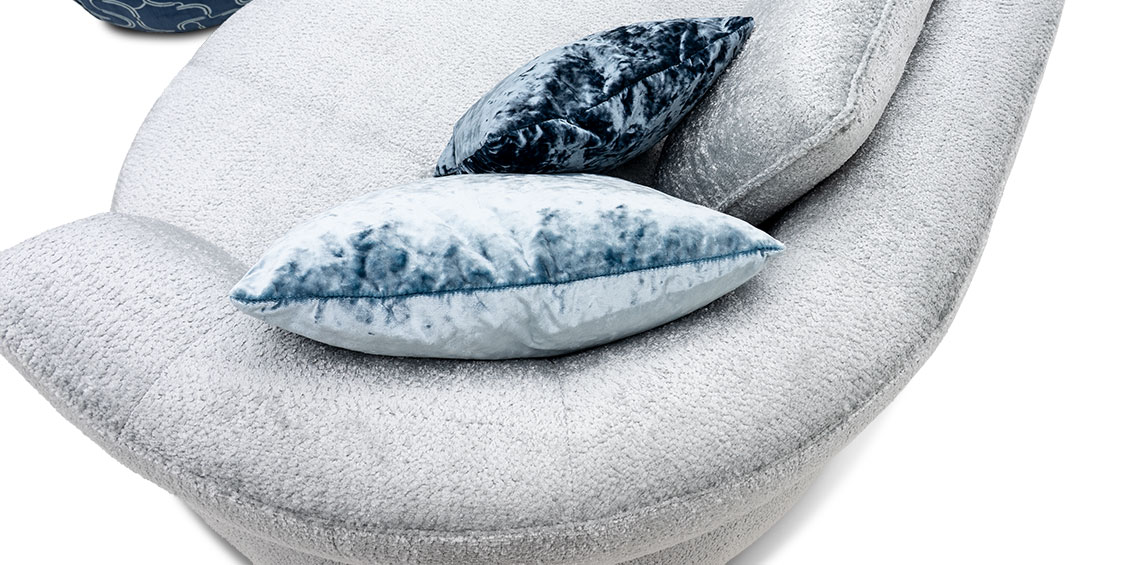 PALAZZO II - Draufsich der geschwungenen Rückenlehne mit Zierkissen