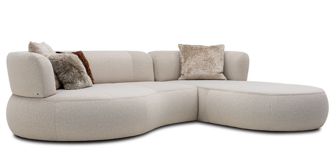 PALAZZO II - seitliche Ansicht Sofa + Longchair, bezogen im Mikrofaser Stoff Höpke Fellow Sari beige