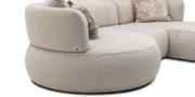 PALAZZO II - Detailbild der geschwungenen Sofa-Form, bezogen im Mikrofaser Stoff Höpke Fellow Sari beige