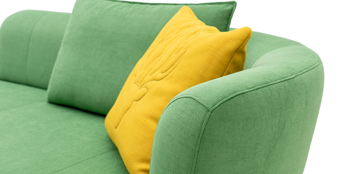 PALAZZO II - Detailbild vom geschwungenen Rücken mit gelben Zierkissen