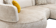 PALAZZO II - Detailbild Sofa der geschwungenen, runden und großügigen Sitzfläche