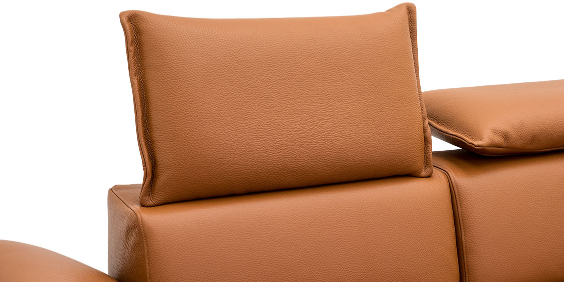Quantum - Detailbild Kopfstütze mit Biese in Leder Dolomiti cognac