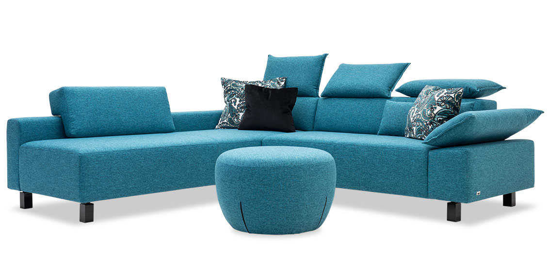 QUANTUM - Longchair mit 2 platz Sofa und Hocker Bob in Stoff Fine Prima ocean blau