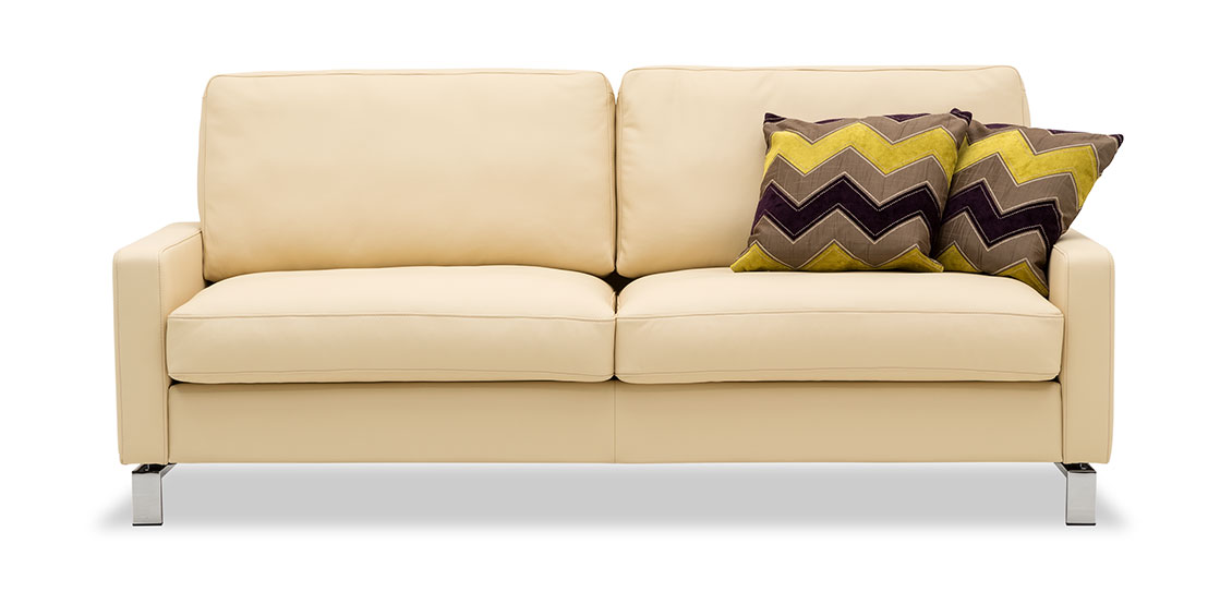 SALMA - 2,5 Platz Sofa in Alcantara sea sand mit Zierkissen