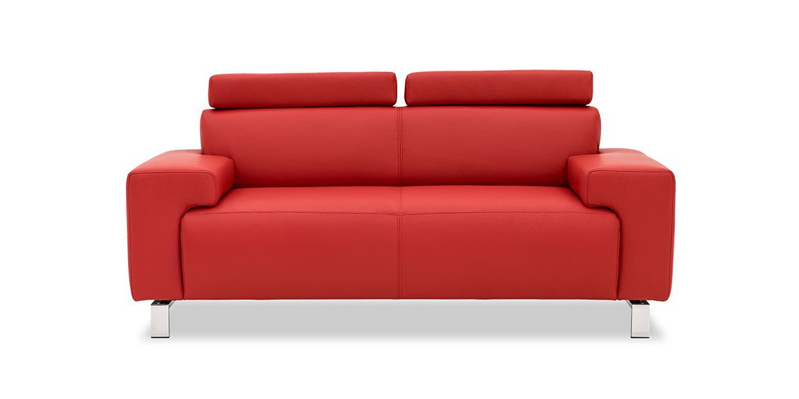 SIGNUM - 2 Platz Sofa mit Finesse Kopfstützen in rotem Leder