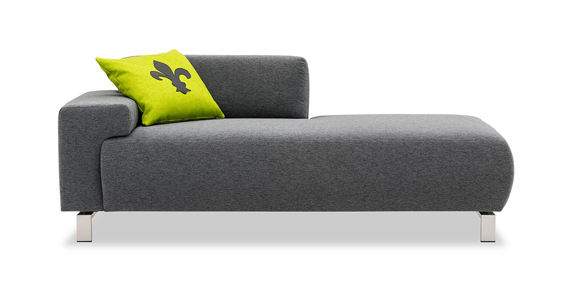 SIGNUM - Liegesofa in Stoff grau mit grünem Zierkissen