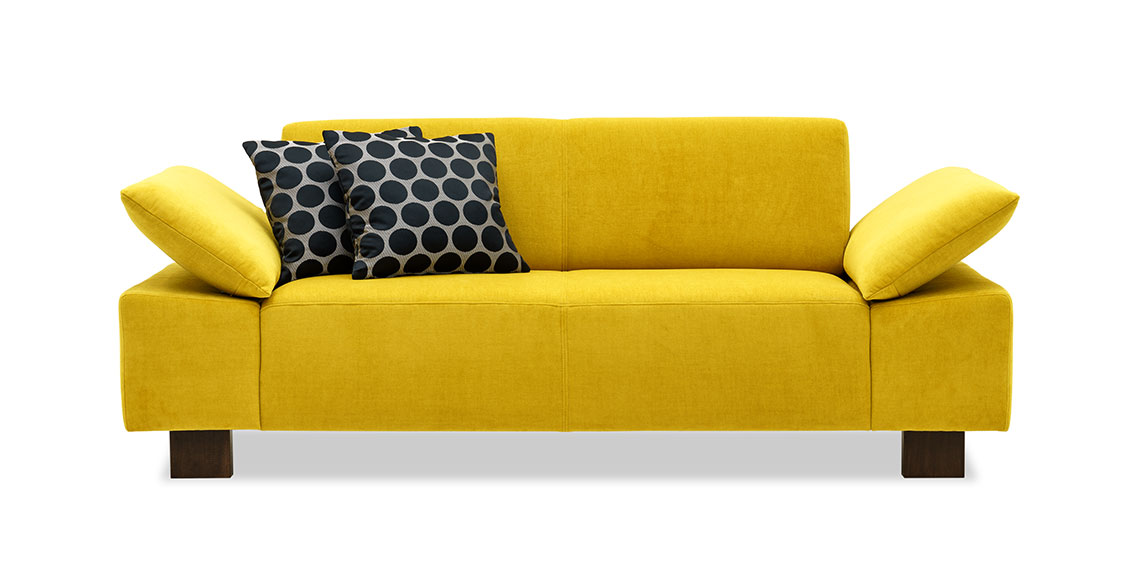 VENTANA - 2 Platz Sofa im gelben Stoff Sonnhaus Villena curry mit Zierkissen