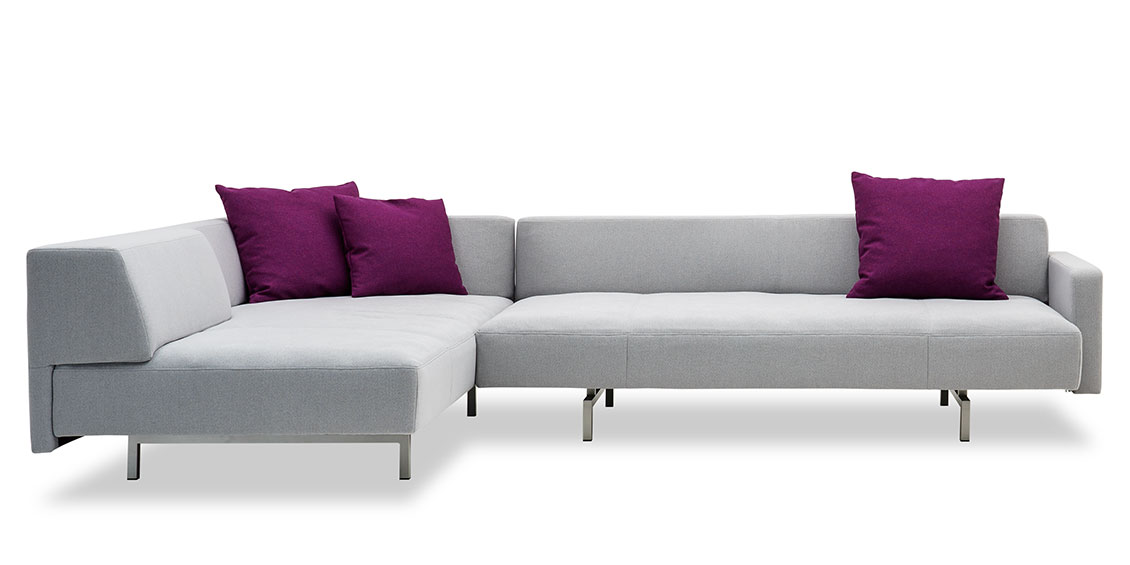 WAVE - Ecksofa mit Steckrücken in grauen Stoff und Zierkissen