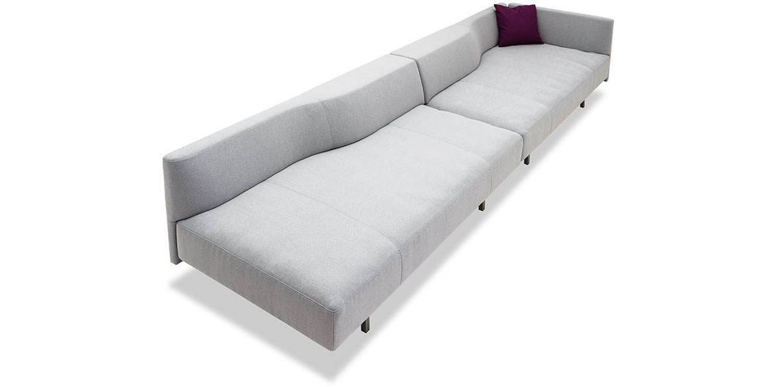 WAVE - 2x 3 Platz Sofa mit Steckrücken und Armlehne in grauem Stoff mit Zierkissen