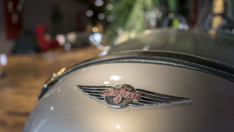 Morgan 3-Wheeler in Ausstellung Rehlingen Detailaufnahme Logo Morgan