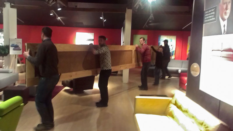 tragen des gefundenen Werbeschildes