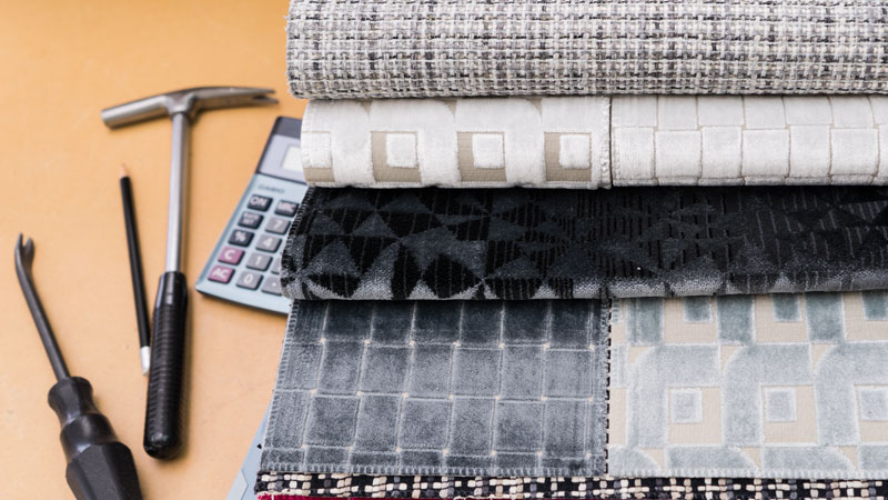 Detailbild der Stoffkollektion Pugin von Designers Guild mit Hammer und Taschenrechner