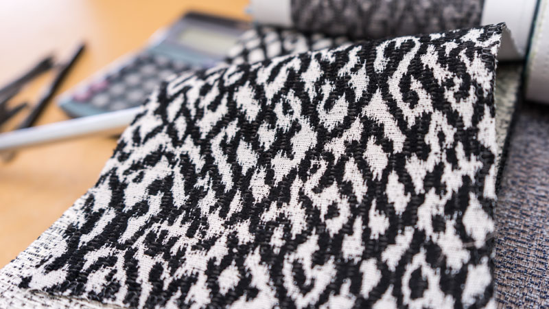 Detail der Stoffkollektion Mavone mit Stoff Versa schwarz und weiß