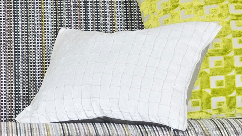 Dekokissen in weißem Bezugsstoff Leighton von Designers Guild