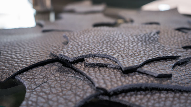 Detailbild ausgeschnittener Muster von Leder Pamplona