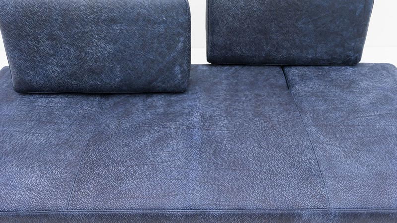 Lederkollektion Pamplona in blau auf Sofa Astor