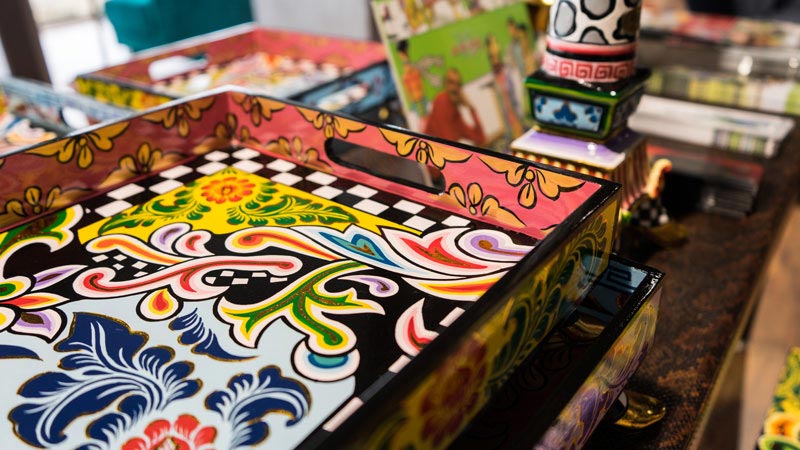 Detailbild vom handbemalten Tablett von Toms Drag