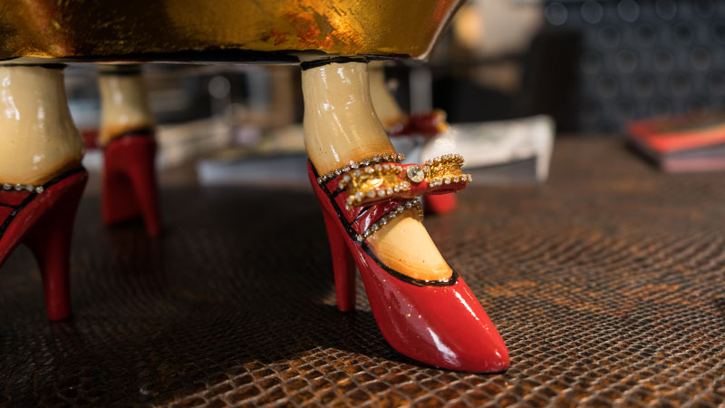 Detailbild der Schüssel mit verziehrtem Schuh als Fuß