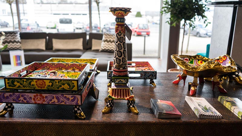 Detailbild der handbemalten Kollektion Toms Drag auf Tisch