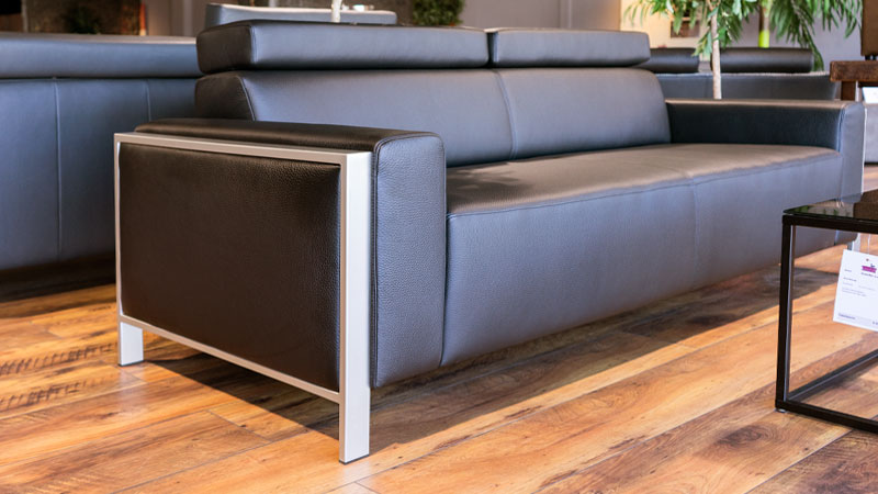 Sofa Hampton mit Chrombrücke