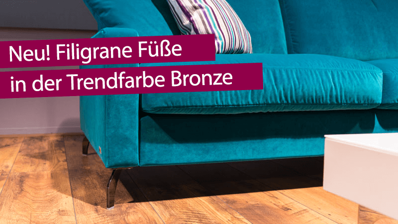 Detailbild blaues Sofa Salma mit neuem filigranem Bronzefuß