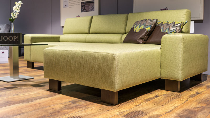 grünes Sofa Stratos im Baquettefuß aus Holz
