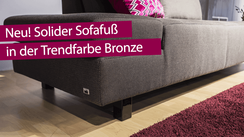 Detailbild graue Couch mit neuem soliden Bronzefuß