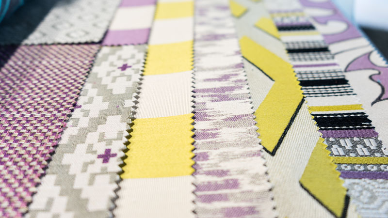 Detail der Stoffkollektion von Clarke & Clarke Violette und Acacia