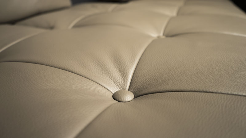 Knopfheftung am Ledersofa