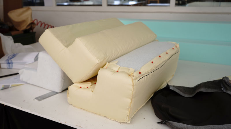 Neues Modell Sofa Sirius Detailbild vom Rückenkissen