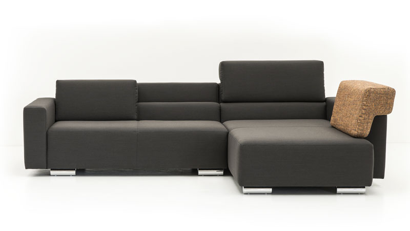 Neues Modell Sofa Sirius mit losen Rückenkissen auf Armlehne