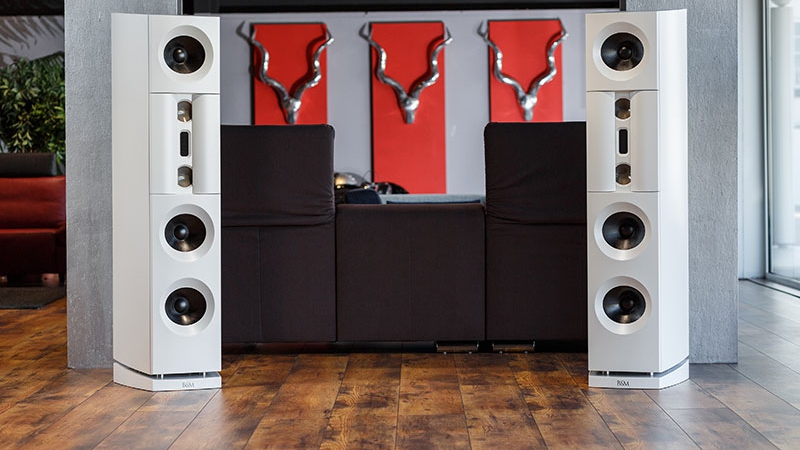 Aktivlautsprecher Backes und Müller mit Sofa Fontana