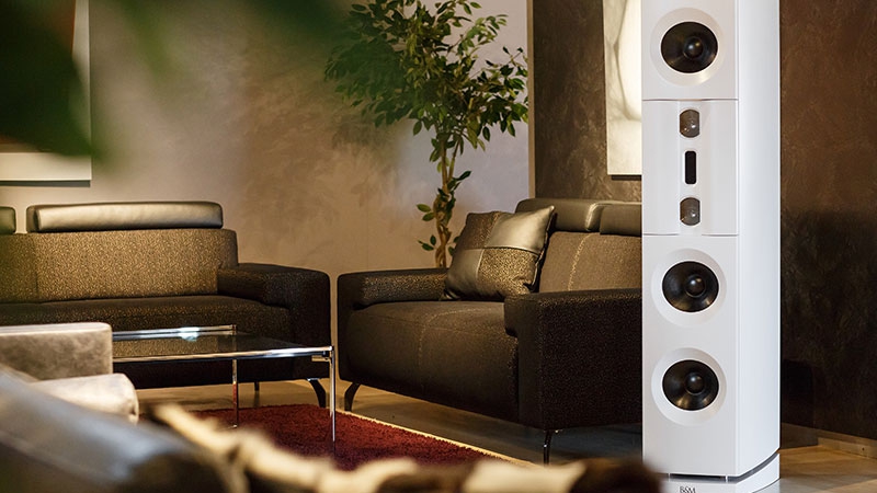 Aktivlautsprecher Backes und Müller mit Couch Signum