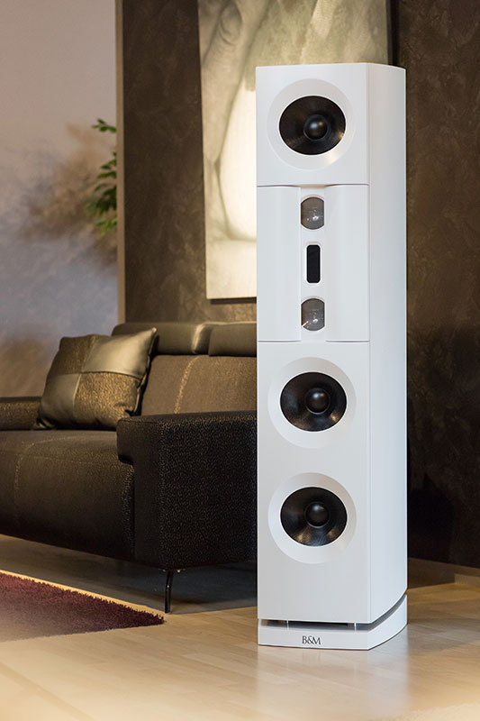 Aktivlautsprecher Backes und Müller mit Sofa Signum schwarz