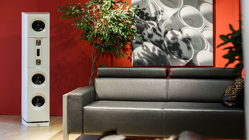 Aktivlautsprecher Backes und Müller mit Sofa Harlem in schwarzen Leder