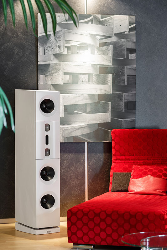 Aktivlautsprecher mit Sofa Futura im roten Stoff