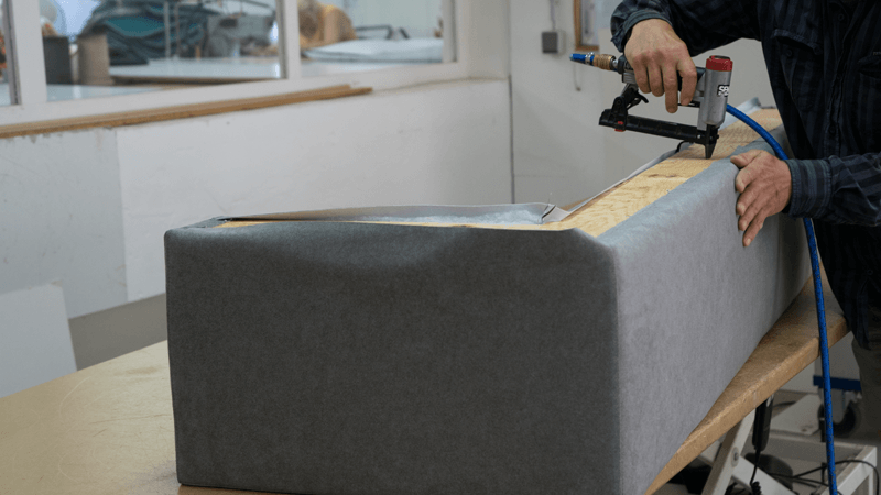 Rücken der Polsterbank Modus beim bespannen des Stoffs