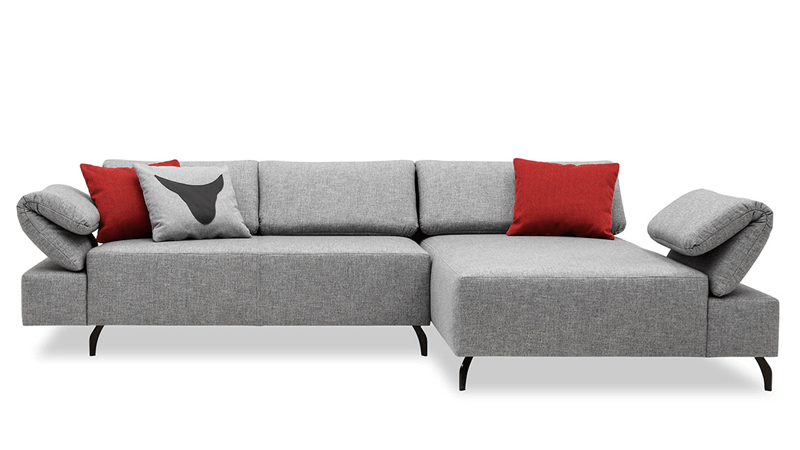 neues Modell Fugo als 2,5 Platz Sofa mit Longchair in Stoff grau